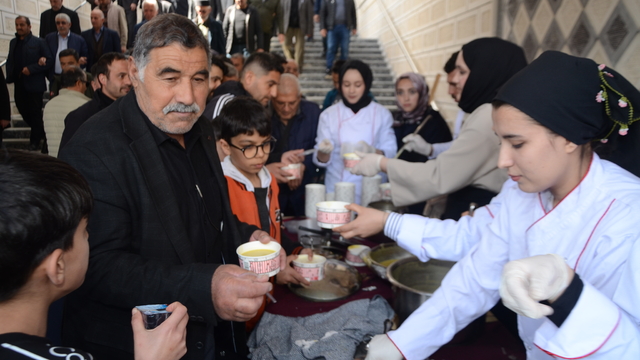 Muş'ta öğrenciler, vatandaşlara çorba ikramında bulundu