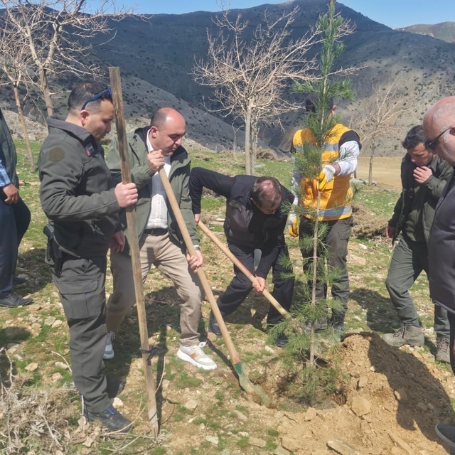 Sason'da şehitler anısına fidanlar toprakla buluşturuldu