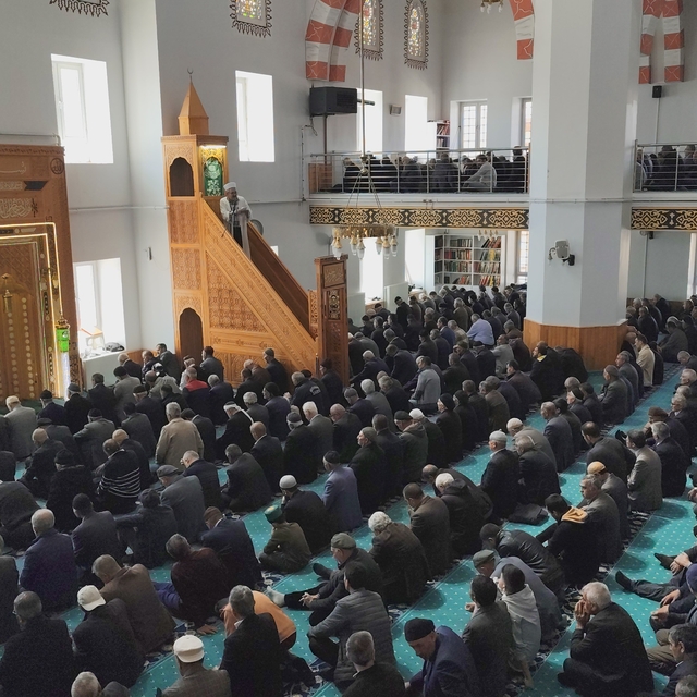 Erciş'te öğretmen ve öğrenciler için gıyabi cenaze namazı kılındı