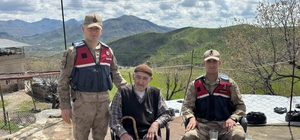 Sason'da jandarma köy okullarını gezdi, yaşlılarla buluştu