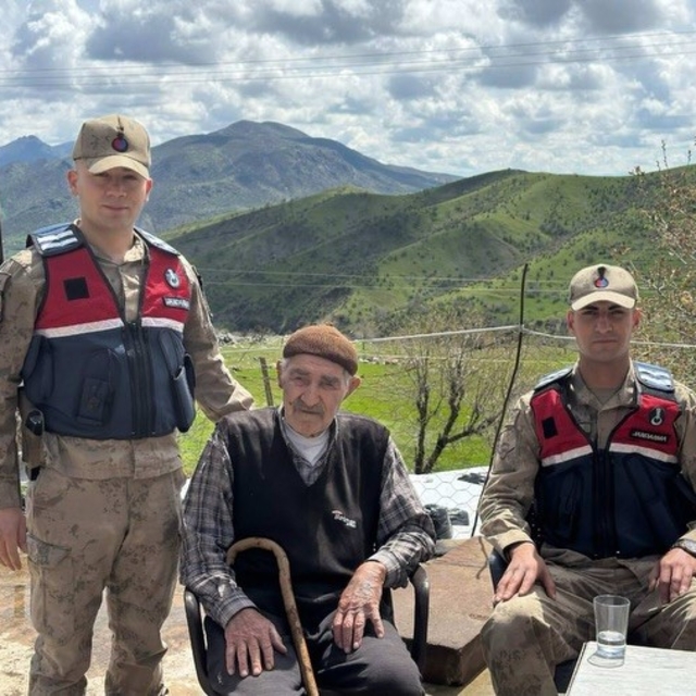 Sason'da jandarma köy okullarını gezdi, yaşlılarla buluştu