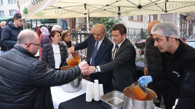 Başkan Aydın'ın cuma durağı Muradiye Mahallesi oldu
Başkan Aydın Muradiye'de halkın nabzını tuttu