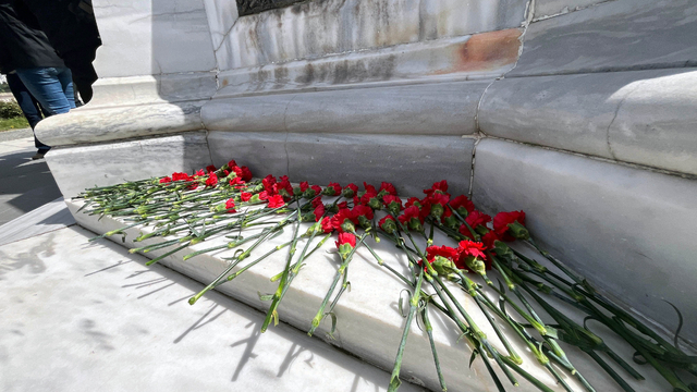 Edirne'de öğretmenlerden, Kahramanmaraş'taki saldırıda hayatını kaybedenler anısına karanfil