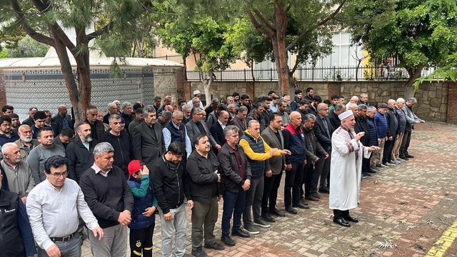 Alanya Eğitim Bir-Sen: "Güvenli okul, güçlü gelecek demektir"
Alanya'da, Kahramanmaraş'taki saldırılarda hayatını kaybedenler için gıyabi cenaze namazı kılındı