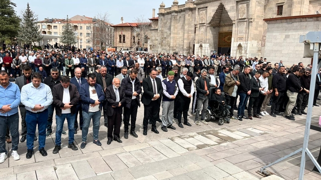 Konya ve çevre illerde Kahramanmaraş'taki okul saldırısında ölenler için gıyabi cenaze namazı kılındı