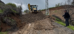 Kozluk'ta vatandaşların kabusu haline gelen çamurlu köy yolları onarıldı