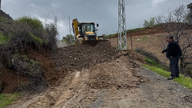 Kozluk'ta vatandaşların kabusu haline gelen çamurlu köy yolları onarıldı