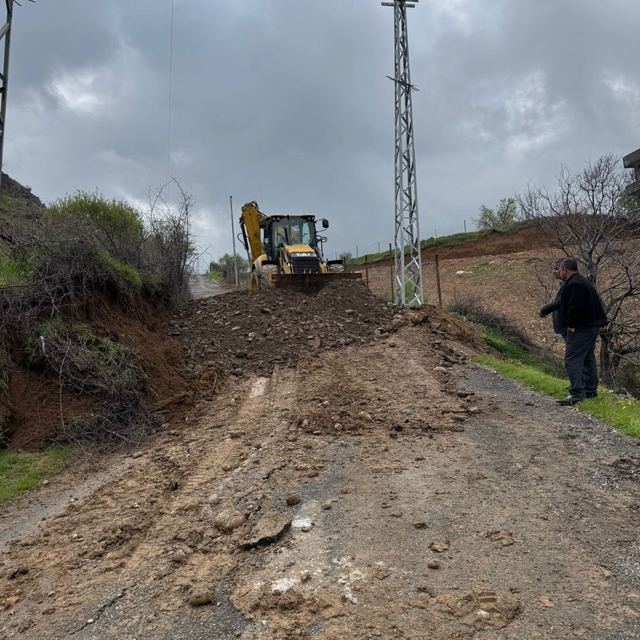 Kozluk'ta vatandaşların kabusu haline gelen çamurlu köy yolları onarıldı