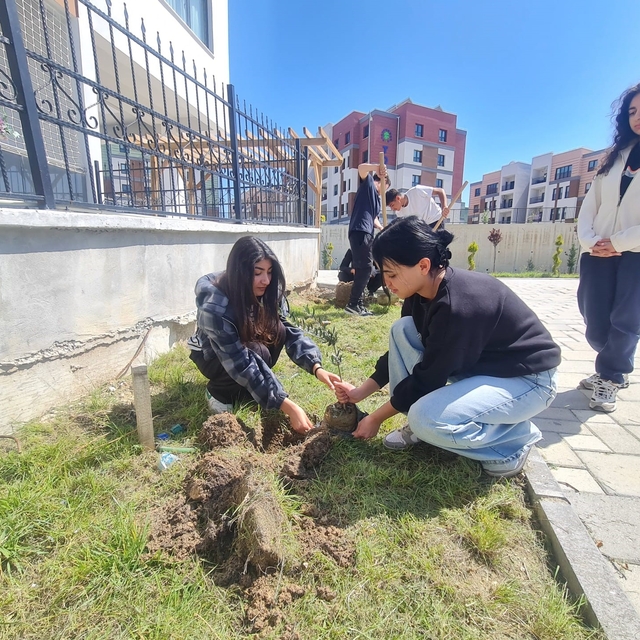 Kadirli'de öğrenciler huzurevi sakinleriyle fidan dikti
