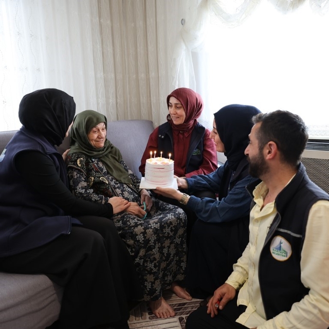 92 yaşındaki çınara doğum günü sürprizi