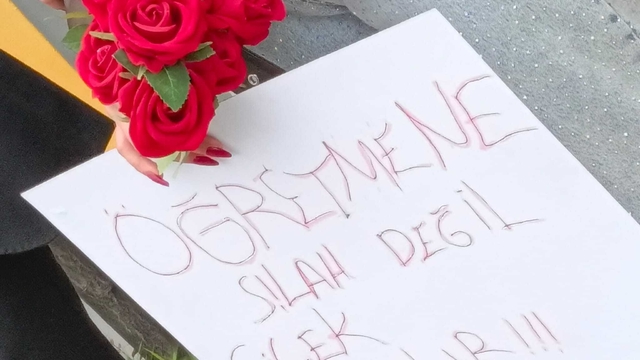 Öğretmen ve öğrenciler çiçeklerle karşılandı