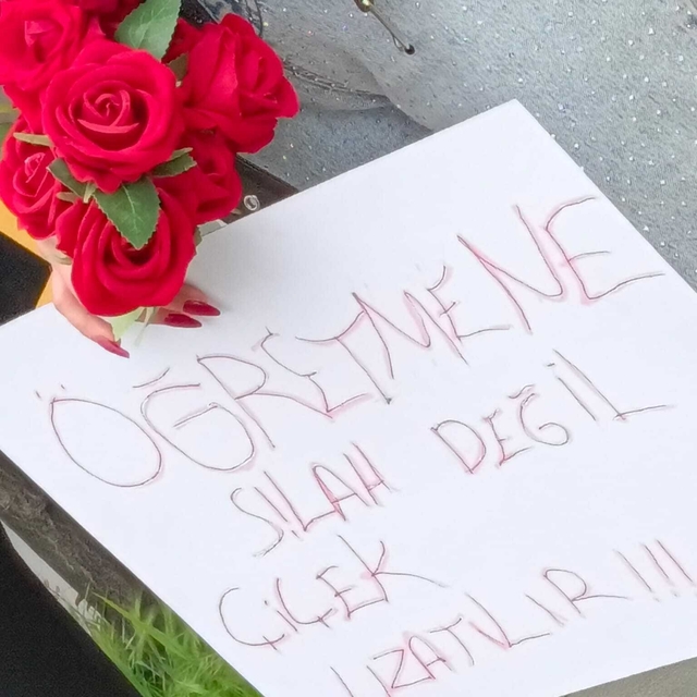 Öğretmen ve öğrenciler çiçeklerle karşılandı