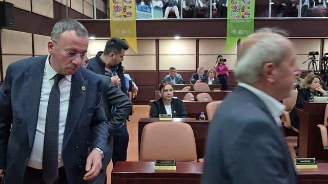 Eskişehir Büyükşehir Belediyesi Meclisi'nde ESKİ gerginliği
İstifa talep eden AK Parti Grubu Meclisi terk etti