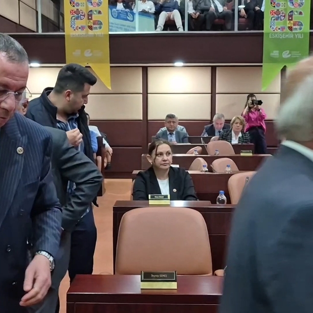 Eskişehir Büyükşehir Belediyesi Meclisi'nde ESKİ gerginliği
İstifa talep ed...
