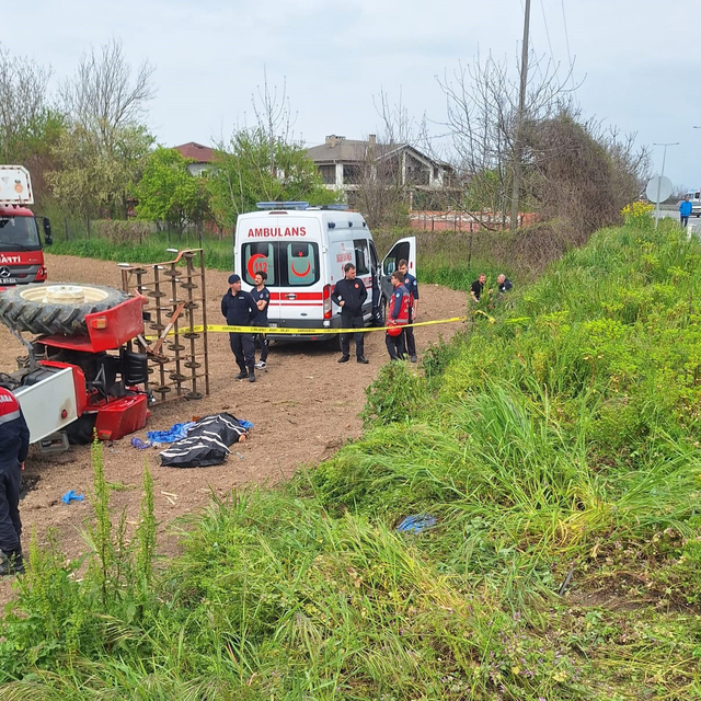 Devrilen traktörün sürücüsü öldü