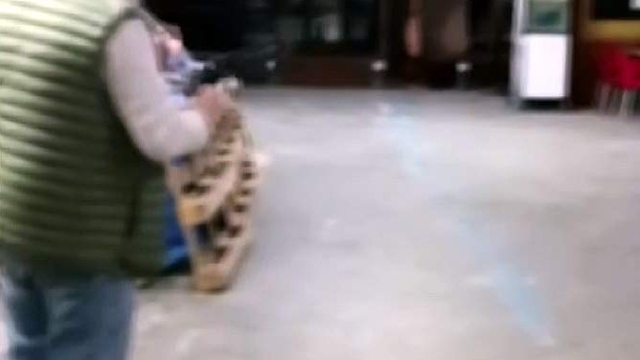 Devrek'te dehşet anları kamerada: Tüfekle iş yerine kurşun yağdırdı