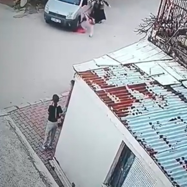 Tartıştığı eşine aracıyla çarpıp ayaklarını ezdi; o anlar kamerada