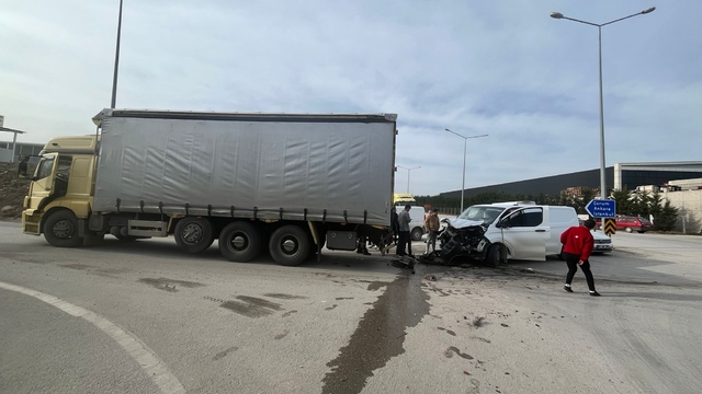 Merzifon'da kamyonla çarpışan hafif ticari aracın sürücüsü yaralandı