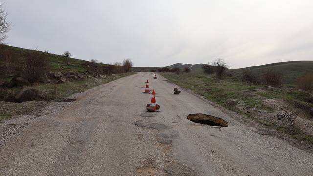 Çankırı'da köy yolunda çöküntü oluştu