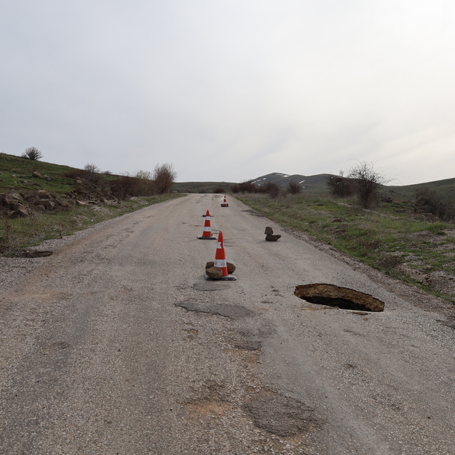 Çankırı'da köy yolunda çöküntü oluştu