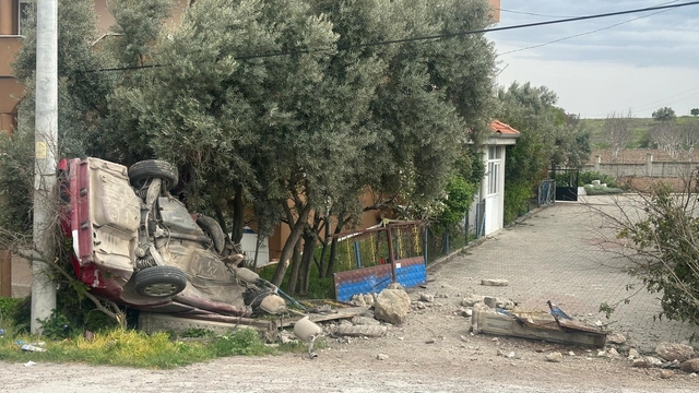 Uşak'ta otomobil evin bahçe duvarına çarptı: 1 ölü, 1 yaralı