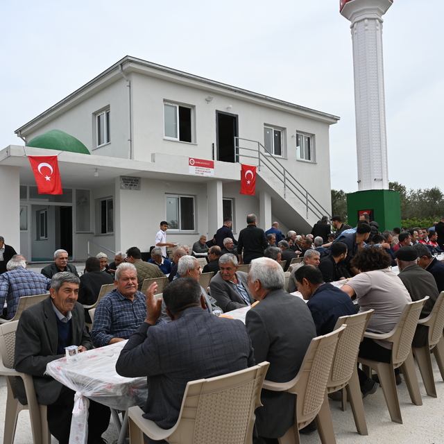 Kadirli'de yapımı tamamlanan cami ibadete açıldı