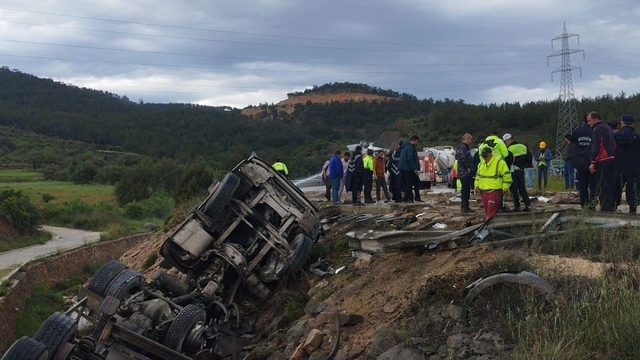 Kanala düşen tankerde can pazarı