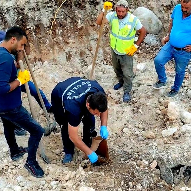 Devremde yıkılan evin temelinde ceset bulunmuştu: Cinayet davasında 2 sanığ...