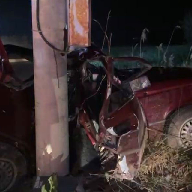 Beton direğe çarpan otomobilin sürücüsü öldü