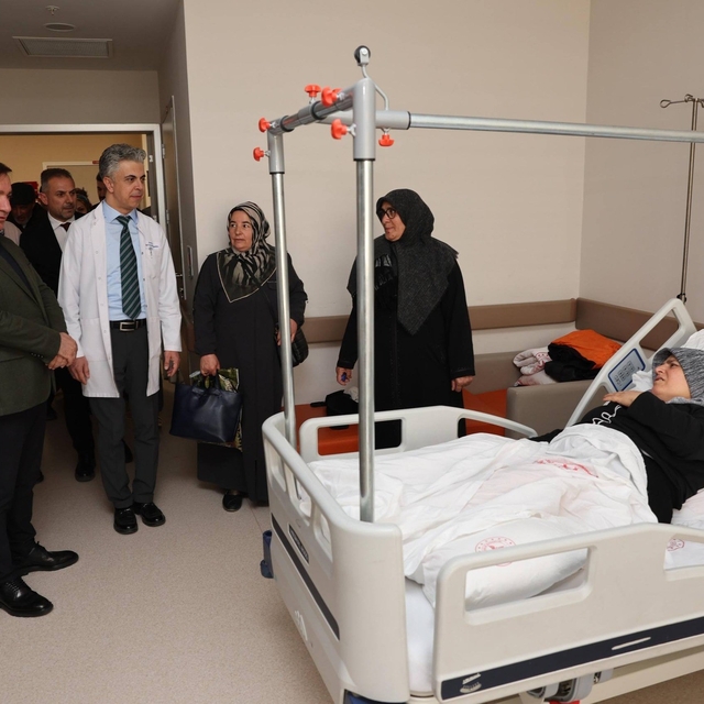 Vali Aydoğdu, hastaların durumu hakkında bilgi aldı