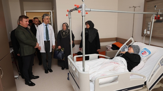 Vali Aydoğdu, hastaların durumu hakkında bilgi aldı