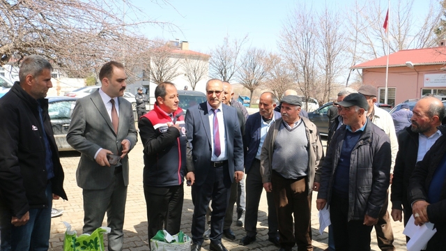 Çayırlı'da 133 çiftçiye 10 ton yonca tohumu desteği