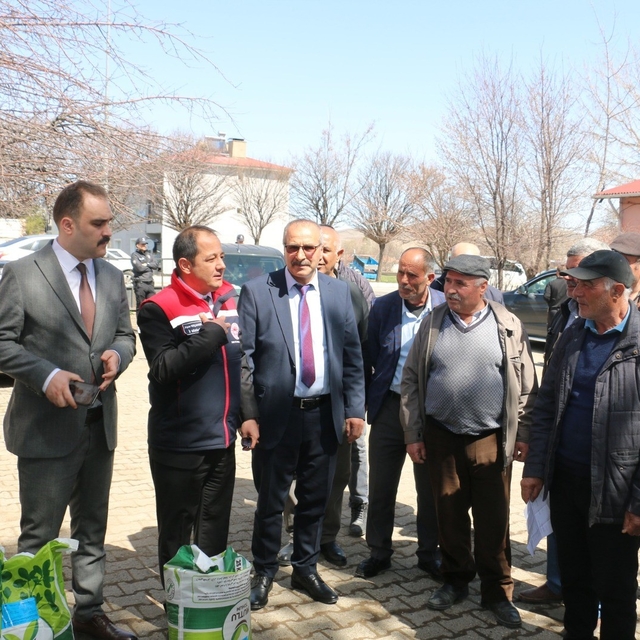 Çayırlı'da 133 çiftçiye 10 ton yonca tohumu desteği