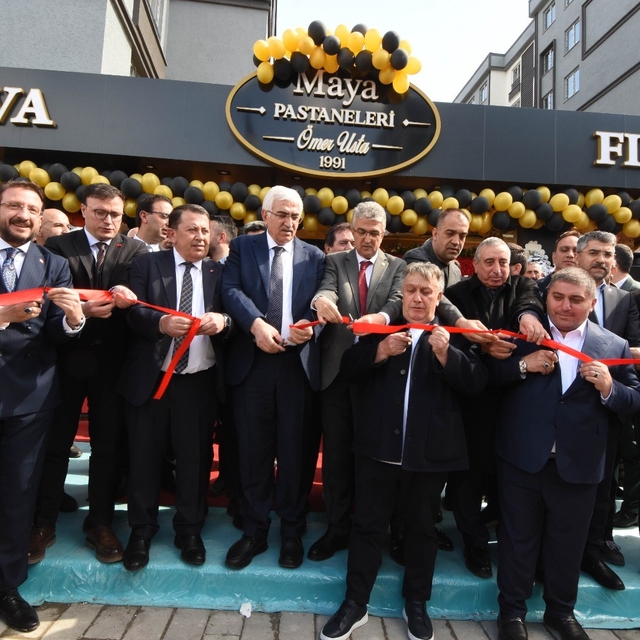 Sanatçi İsmail Türüt Erzurum'da pastahane açılışına katıldı