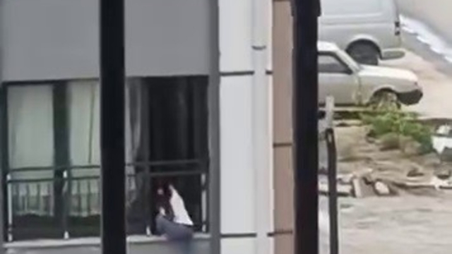 Camdan çıkarak korkulukta gezinen çocuk, yürekleri ağza getirdi