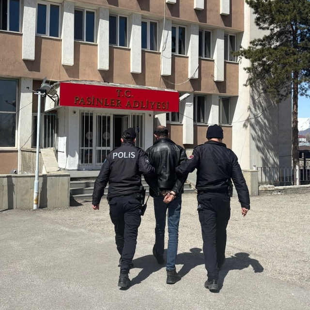 Uyuşturucuyu vites ile teyip arasındaki iç kısımda zulaladı