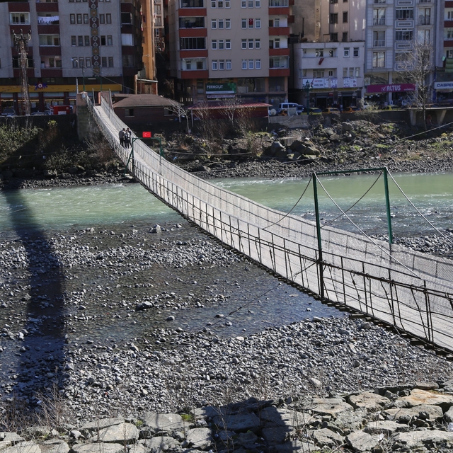 Çoruh Nehri üzerindeki asma köprüler tarihe meydan okuyor