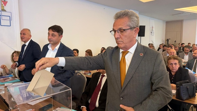 Başkan Tetik Ege Belediyeler Birliği encümen üyeliğine yeniden seçildi