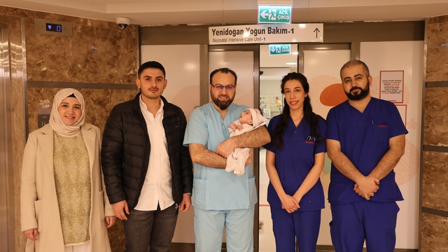 Yeni doğan bebek 79 günde 4 ağır ameliyat geçirerek hayata tutundu
Dünyaya gözünü açar açmaz 4 ağır ameliyat geçirdi