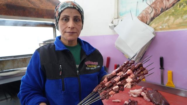 Gaziantep'in kadın ciğer ustası müşterilerden tam not alıyor