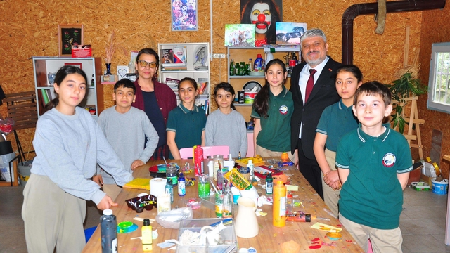 Köy okulunda geri dönüşümle sanat ve müzik eğitim