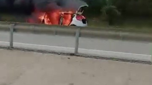 Seyir halindeki otomobil alev aldı