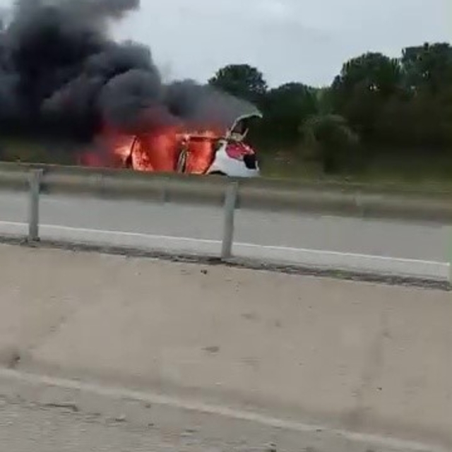 Seyir halindeki otomobil alev aldı