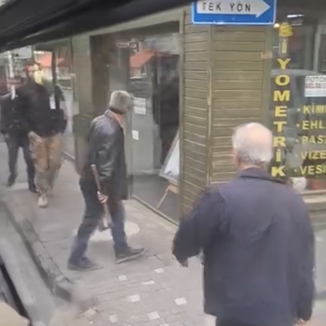 Bursa'da trafikte baltalı dehşet
Baltayla otobüs şoförünün üzerine yürüdü