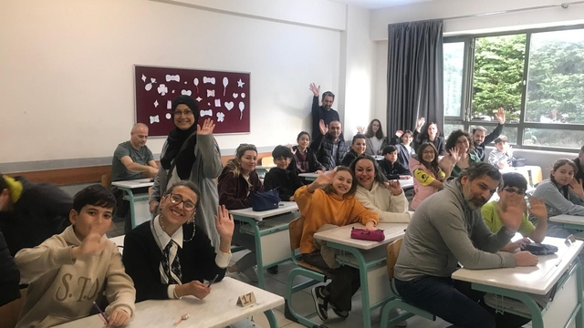 Bu okulda veliler çocuklarıyla sınava girdi...
Sadettin Türkün Ortaokulu'nda kaybedeni olmayan yarışma