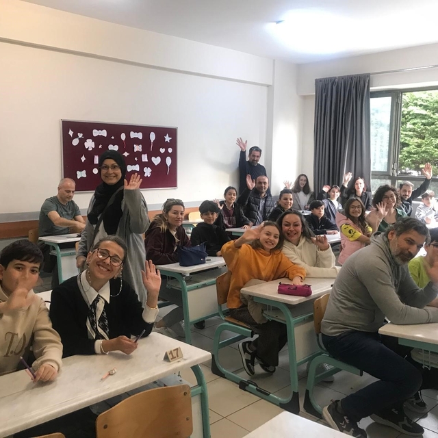 Bu okulda veliler çocuklarıyla sınava girdi...
Sadettin Türkün Ortaokulu'nd...