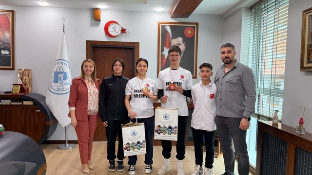 Pazaryeri Belediye Başkanı Tekin başarılı sporcuları ödüllendirdi
