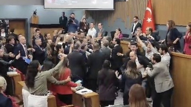 İzmir Büyükşehir Belediyesi Meclis Toplantısında arbede