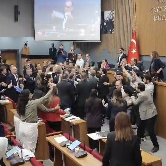 İzmir Büyükşehir Belediyesi Meclis Toplantısında arbede