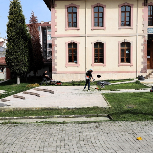 Bilecik'te çim biçme çalışmaları başladı